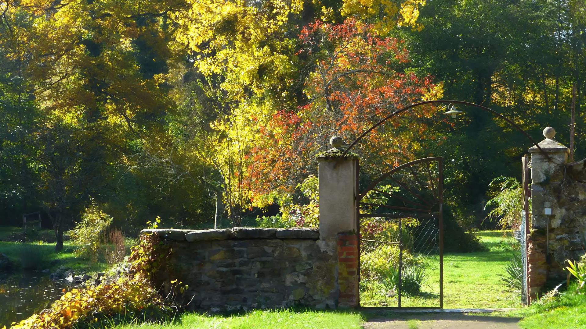 l'entrée du jardin autour des douves