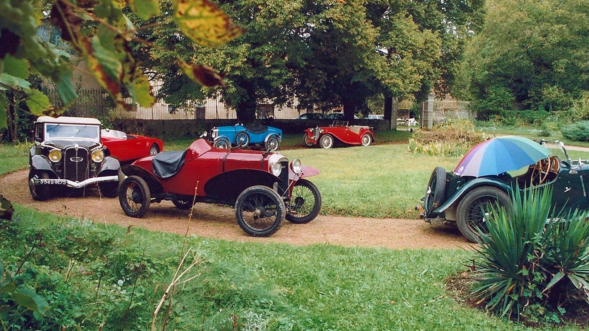 Des voitures anciennes dans la cour d'honneur